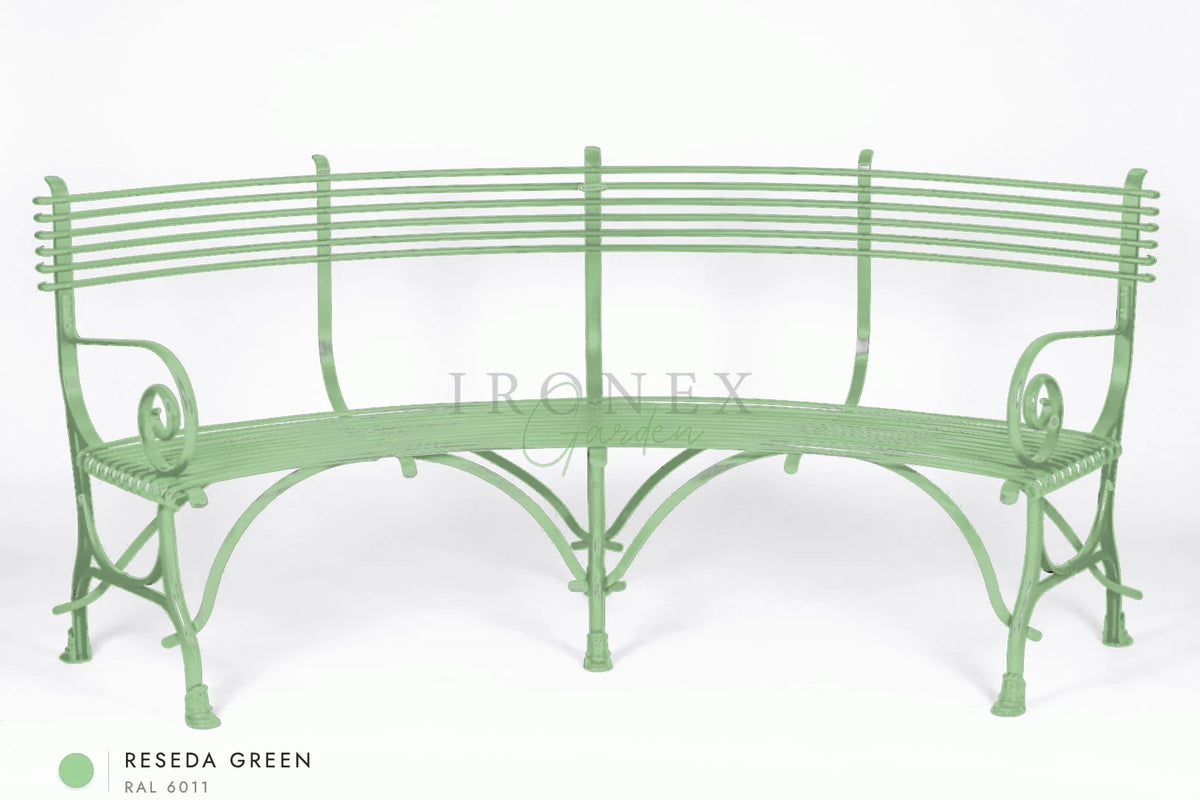 Geschwungene Arras-Bank in Resedagrün RAL 6011 – handgeschmiedetes Schmiedeeisen von Ironex Garden
