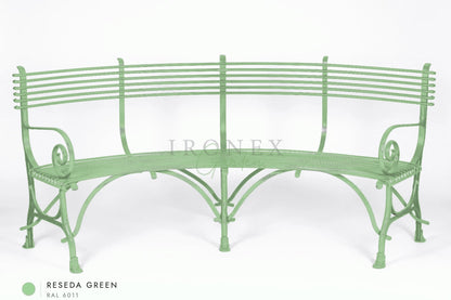 Geschwungene Arras-Bank in Resedagrün RAL 6011 – handgeschmiedetes Schmiedeeisen von Ironex Garden